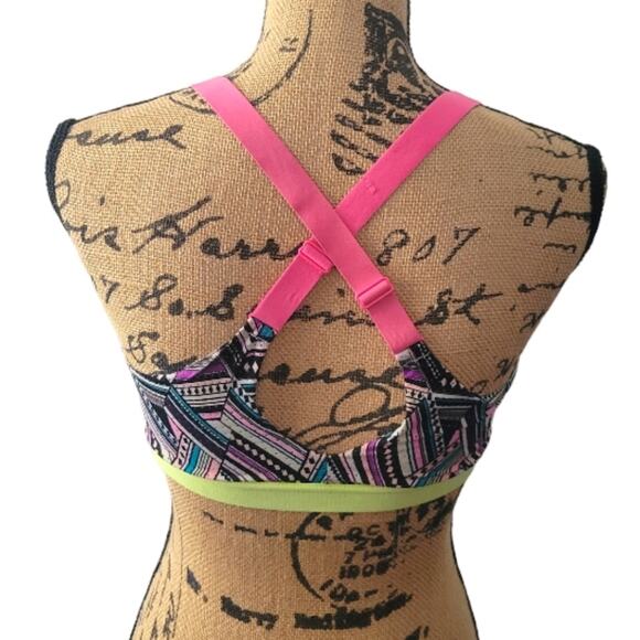 Size 34C VSX crisscross back colorful geometric print sports bra - Picture 2 of 3